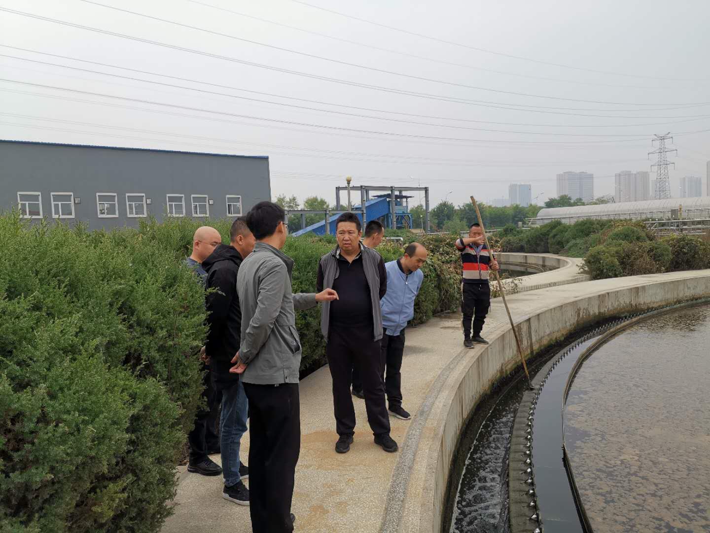 公司總經(jīng)理王建人在供水、污水生產(chǎn)一線開展風(fēng)險(xiǎn)隱患排查 (2).jpg