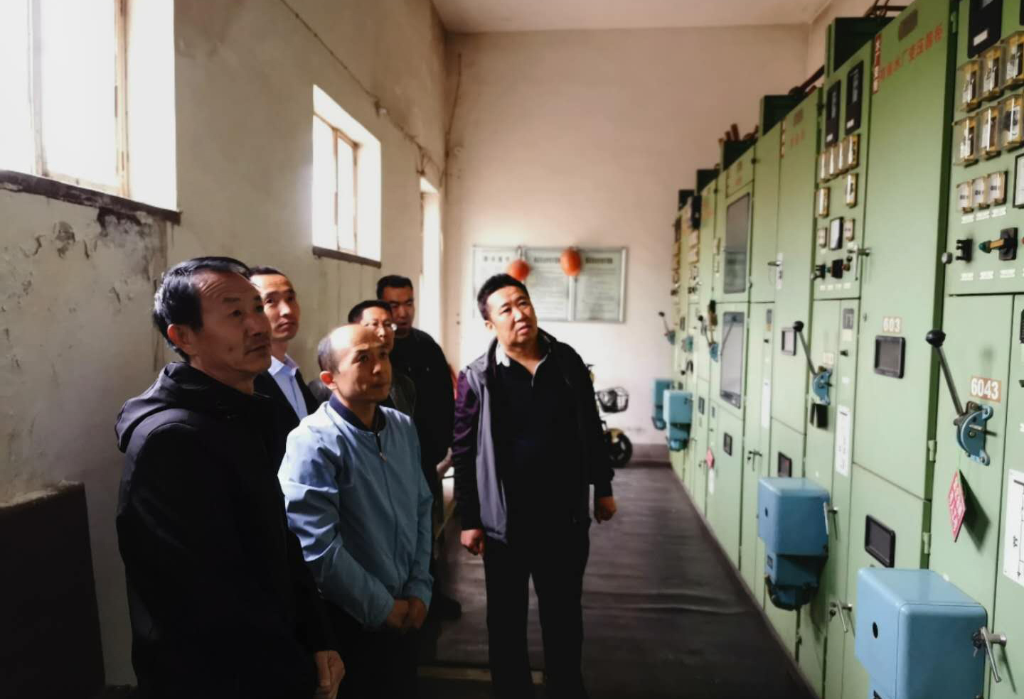 公司總經(jīng)理王建人在供水、污水生產(chǎn)一線(xiàn)開(kāi)展...