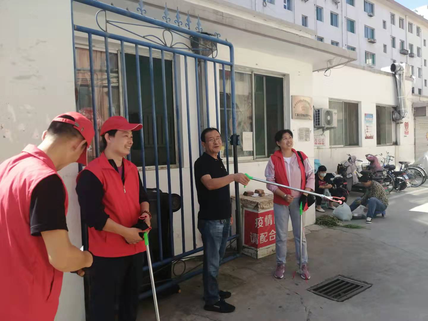 01-9月9日黨委委員、財務總監(jiān)辛建人在匯春小區(qū)檢查指導志愿者服務.jpg