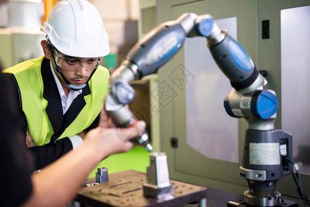 员经理在金属制造厂检查机器人车床机器手制造业用现代设备工具生图片